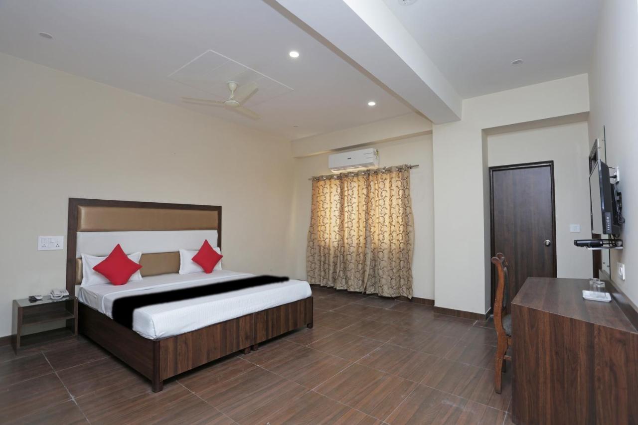 Capital O 37423 Golden Leaf Hotel Dehradun Buitenkant foto