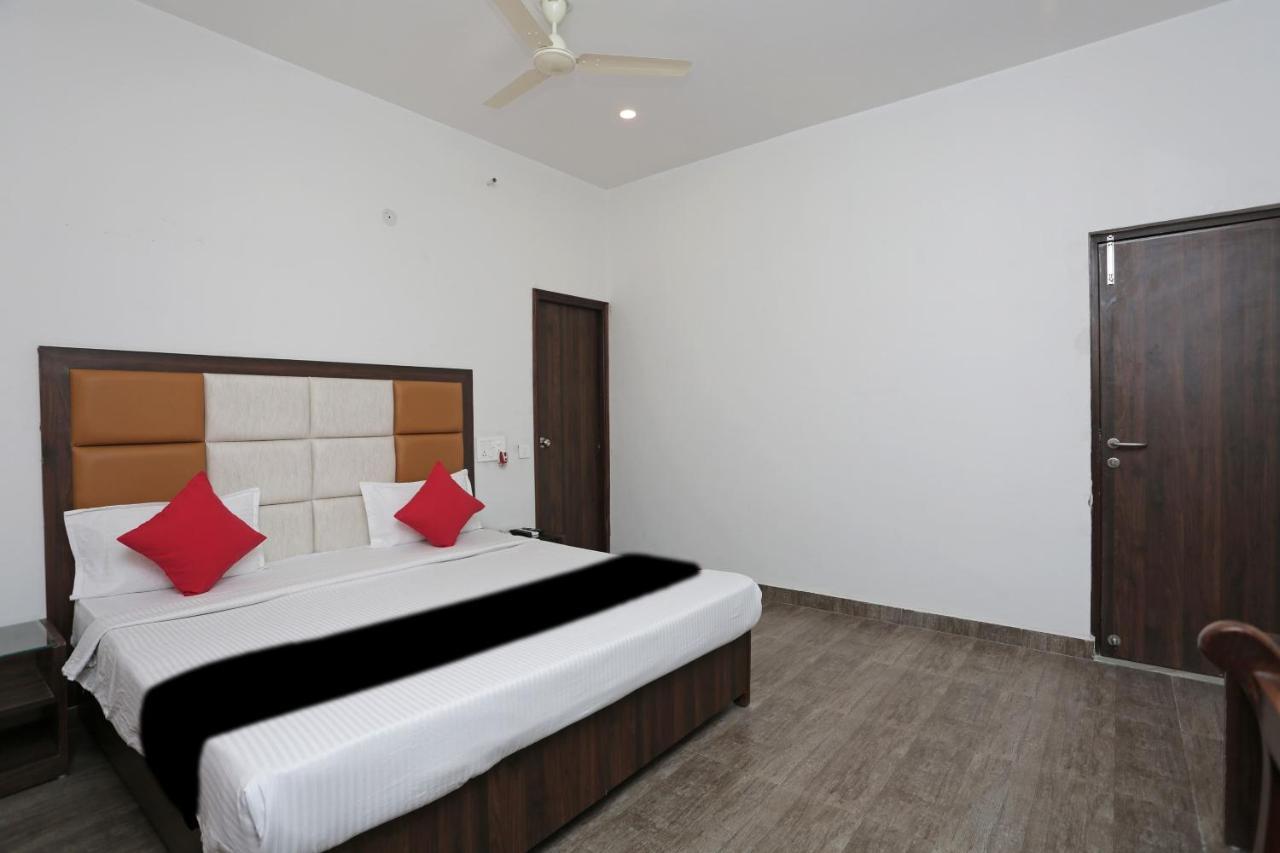 Capital O 37423 Golden Leaf Hotel Dehradun Buitenkant foto