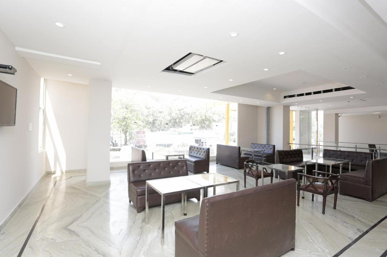 Capital O 37423 Golden Leaf Hotel Dehradun Buitenkant foto