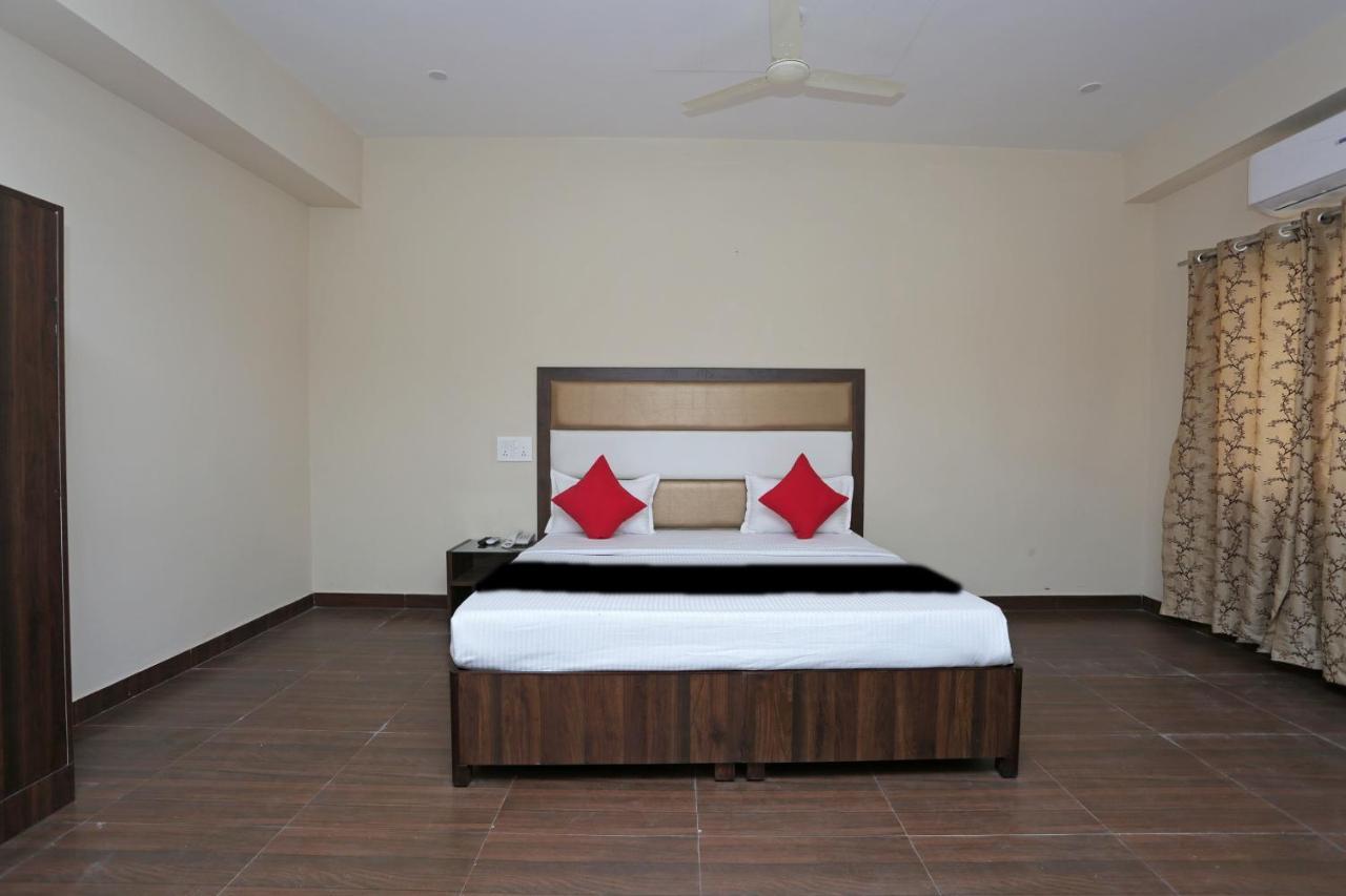 Capital O 37423 Golden Leaf Hotel Dehradun Buitenkant foto