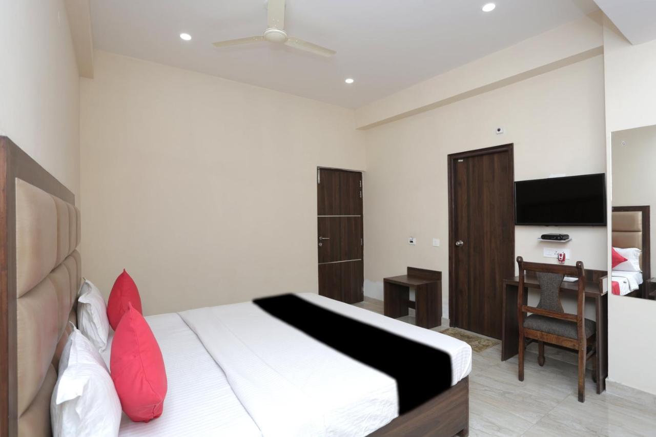 Capital O 37423 Golden Leaf Hotel Dehradun Buitenkant foto
